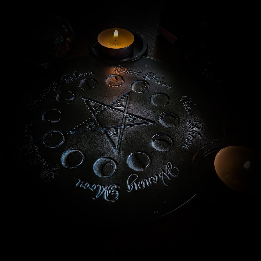 Lunar Candle Holder — handmade gothic candle holder, made to order. Hand-cast pentacle with moon phases, integrated tea light spaces, black hand-painted finish with protective lacquer. Occult altar decor, approx. 24cm diameter.