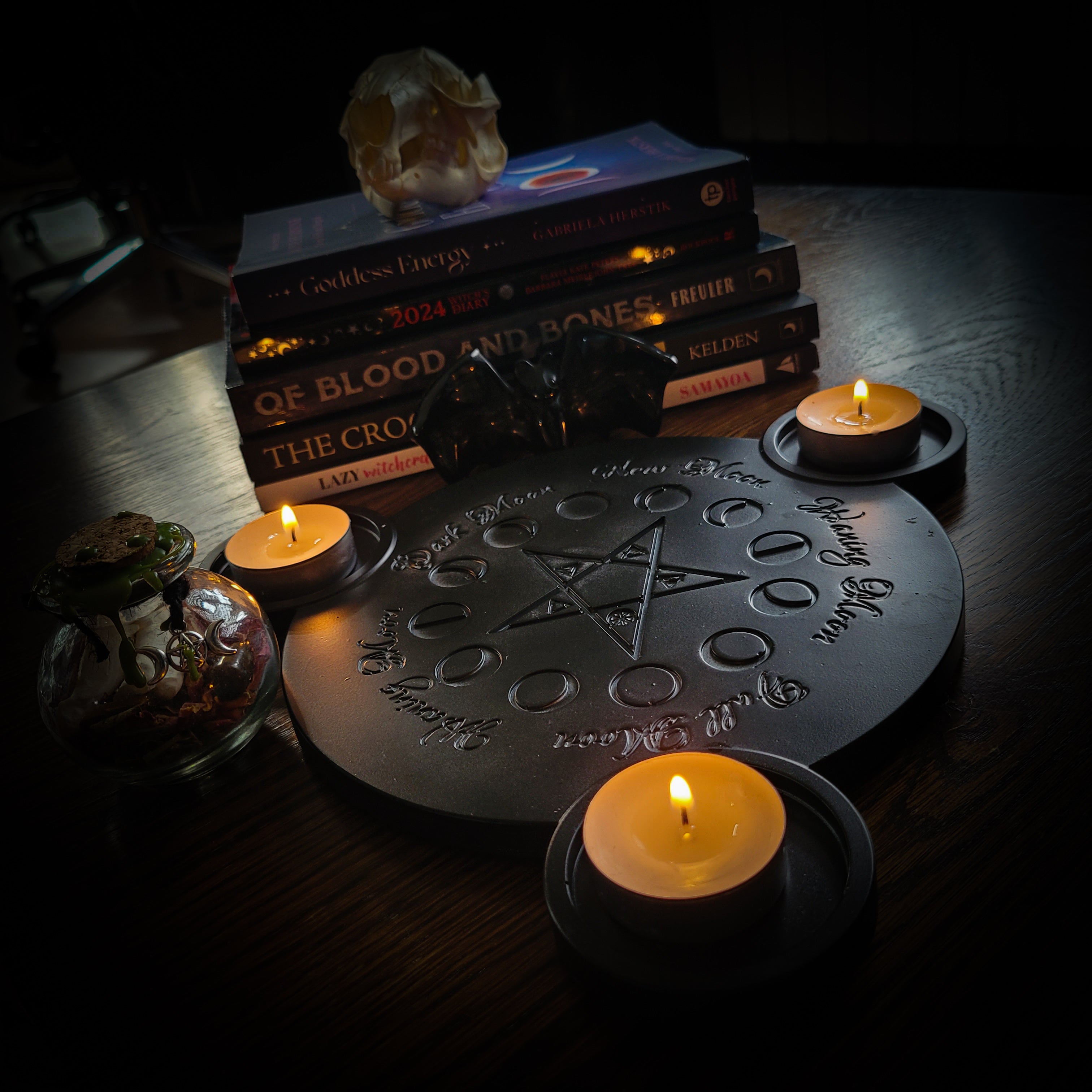 Lunar Candle Holder — handmade gothic candle holder, made to order. Hand-cast pentacle with moon phases, integrated tea light spaces, black hand-painted finish with protective lacquer. Occult altar decor, approx. 24cm diameter.
