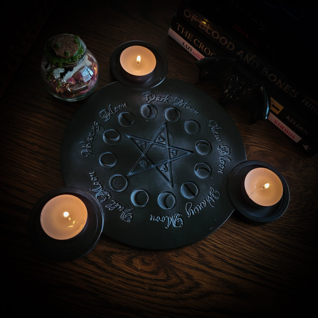 Lunar Candle Holder — handmade gothic candle holder, made to order. Hand-cast pentacle with moon phases, integrated tea light spaces, black hand-painted finish with protective lacquer. Occult altar decor, approx. 24cm diameter.