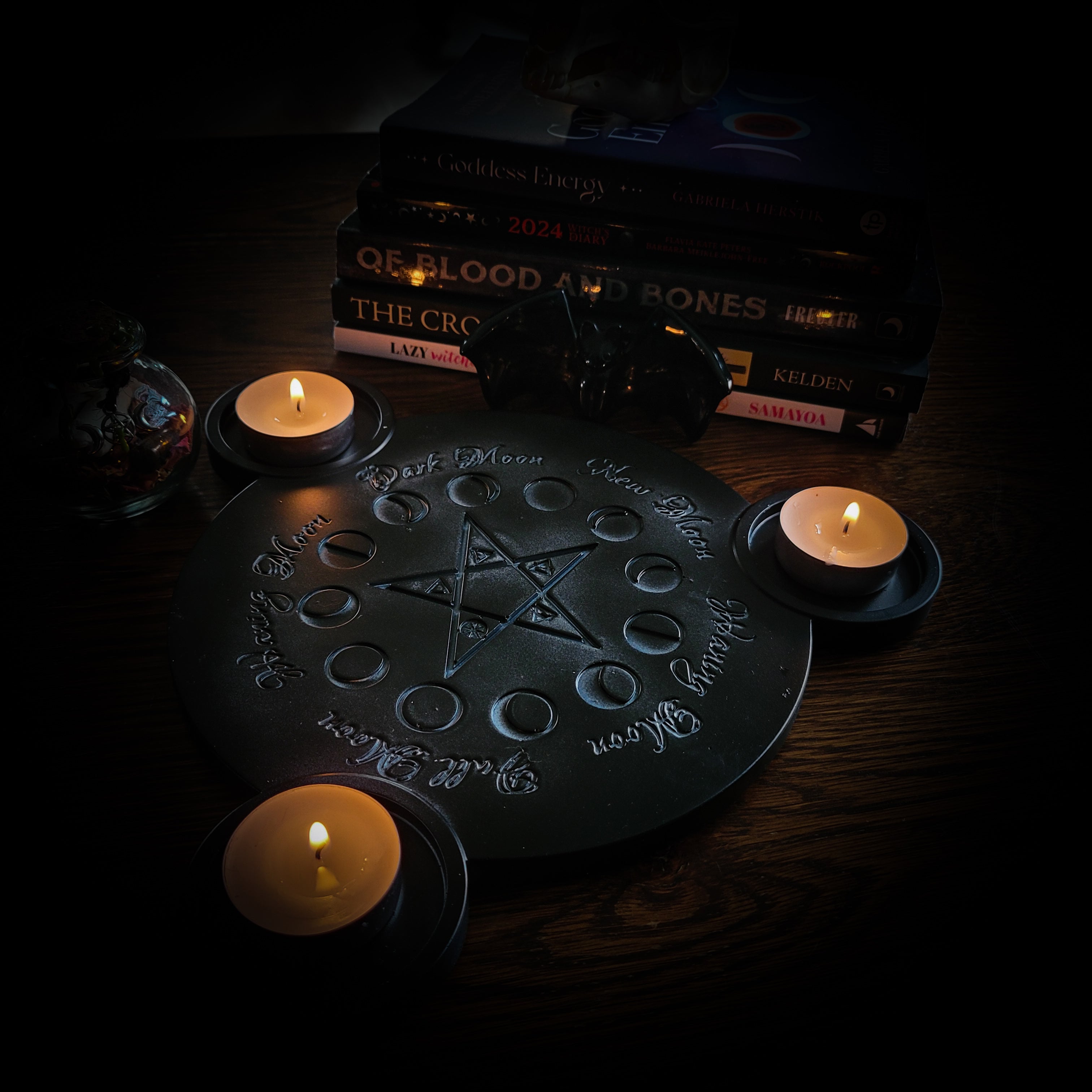 Lunar Candle Holder — handmade gothic candle holder, made to order. Hand-cast pentacle with moon phases, integrated tea light spaces, black hand-painted finish with protective lacquer. Occult altar decor, approx. 24cm diameter.