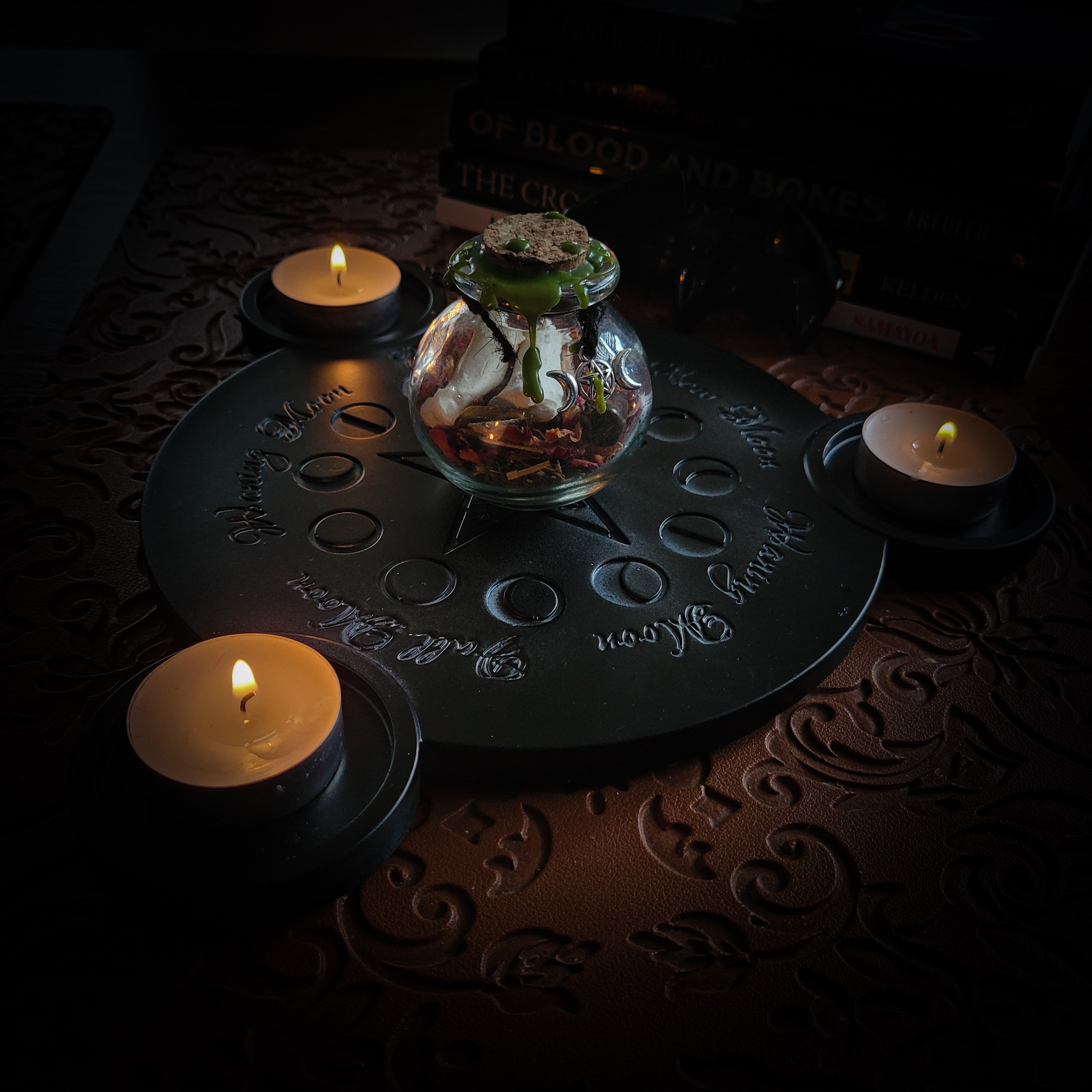 Lunar Candle Holder — handmade gothic candle holder, made to order. Hand-cast pentacle with moon phases, integrated tea light spaces, black hand-painted finish with protective lacquer. Occult altar decor, approx. 24cm diameter.