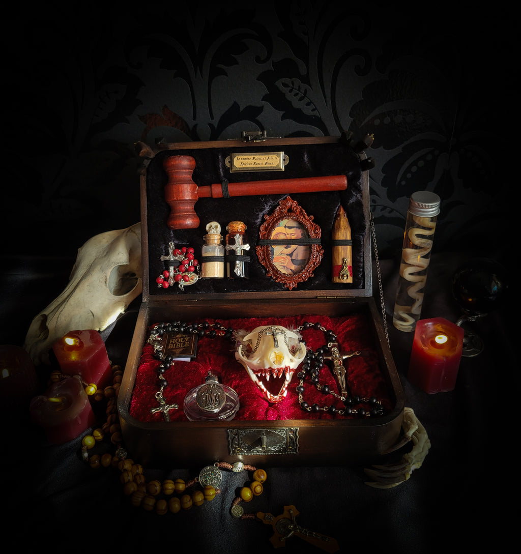 Vampire Hunter Kit — handmade gothic relic box, made to order. Hand-painted ornamented wooden suitcase with vampire stake, hammer, holy water, rosaries, crucifix, glass vials, miniature Bible and crimson velvet lining. Dark collectible decor, 23x17x9.5cm.