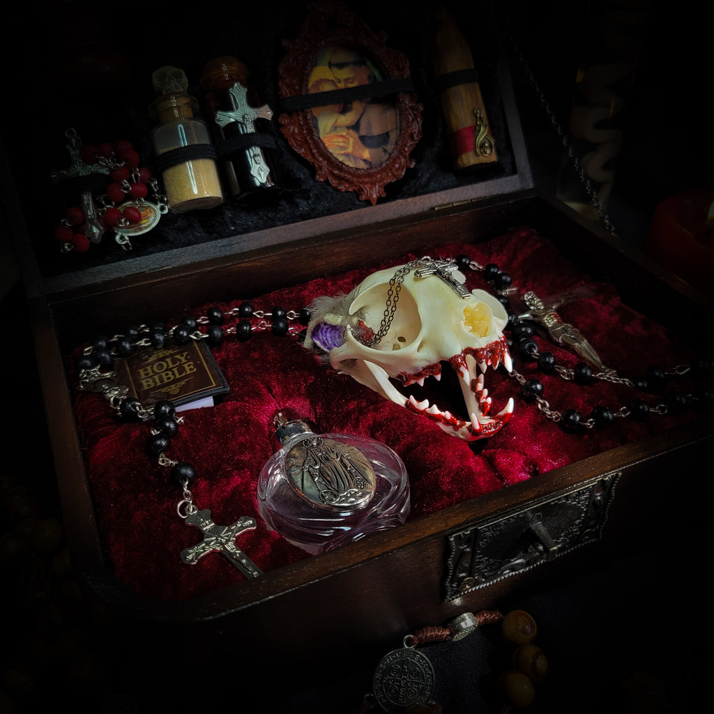 Vampire Hunter Kit — handmade gothic relic box, made to order. Hand-painted ornamented wooden suitcase with vampire stake, hammer, holy water, rosaries, crucifix, glass vials, miniature Bible and crimson velvet lining. Dark collectible decor, 23x17x9.5cm.