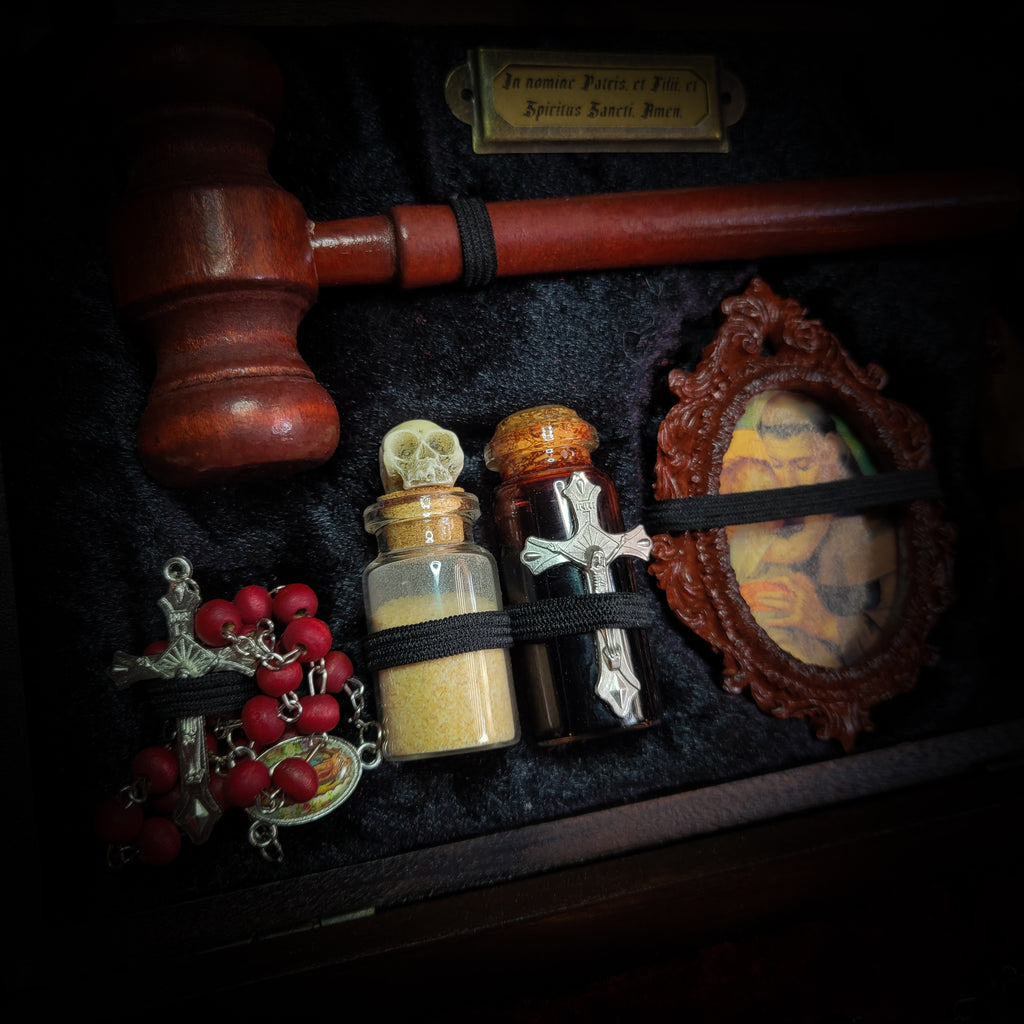 Vampire Hunter Kit — handmade gothic relic box, made to order. Hand-painted ornamented wooden suitcase with vampire stake, hammer, holy water, rosaries, crucifix, glass vials, miniature Bible and crimson velvet lining. Dark collectible decor, 23x17x9.5cm.
