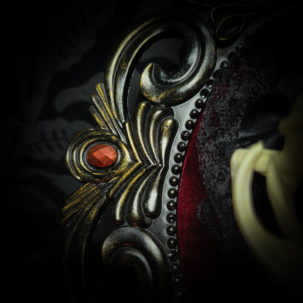 Gothic Kitten | Gothic — handmade gothic wall decor with real cat skull, Ouija planchette and baroque ornamental frame on deep red velvet, dark occult aesthetic, 24x20.5cm
