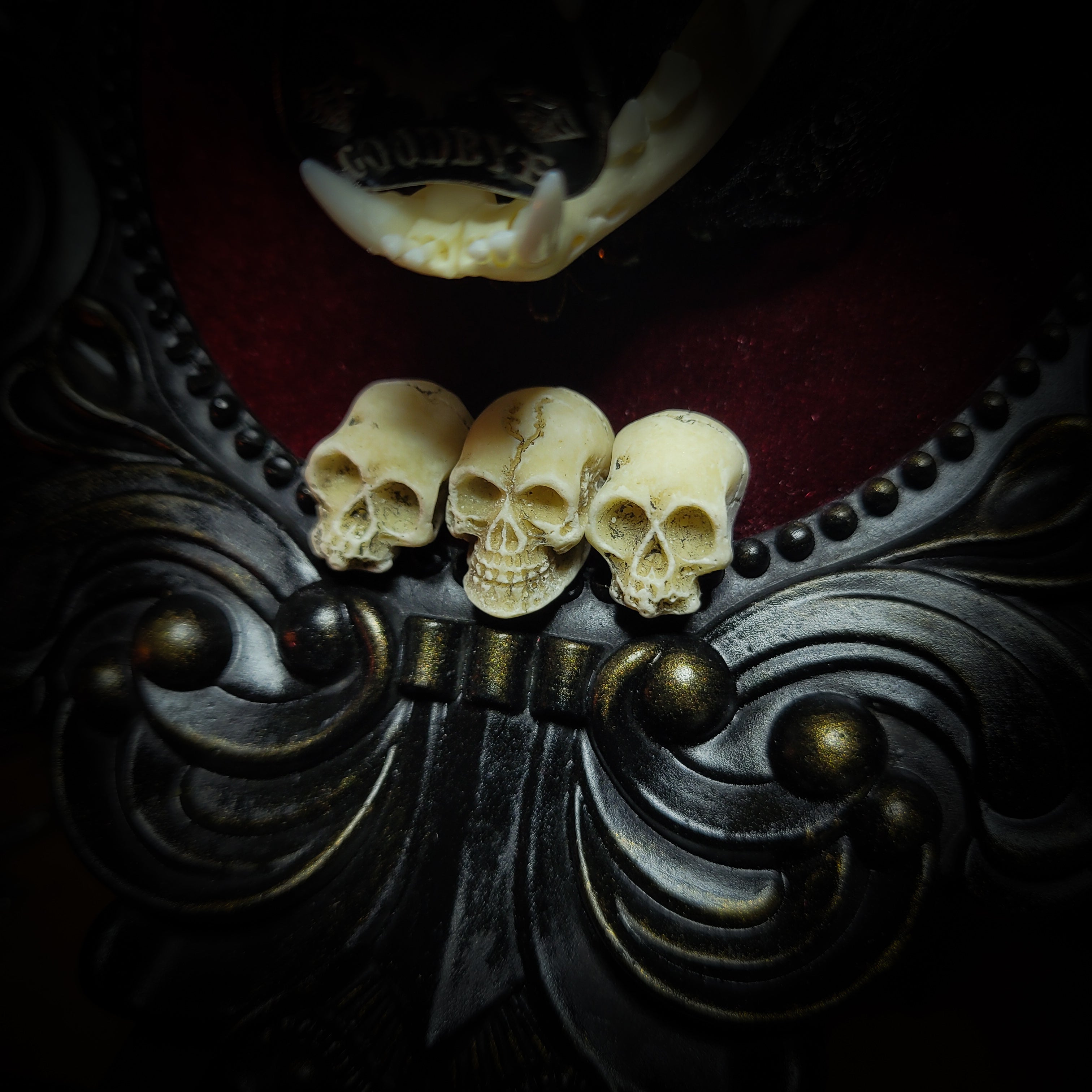 Gothic Kitten | Gothic — handmade gothic wall decor with real cat skull, Ouija planchette and baroque ornamental frame on deep red velvet, dark occult aesthetic, 24x20.5cm