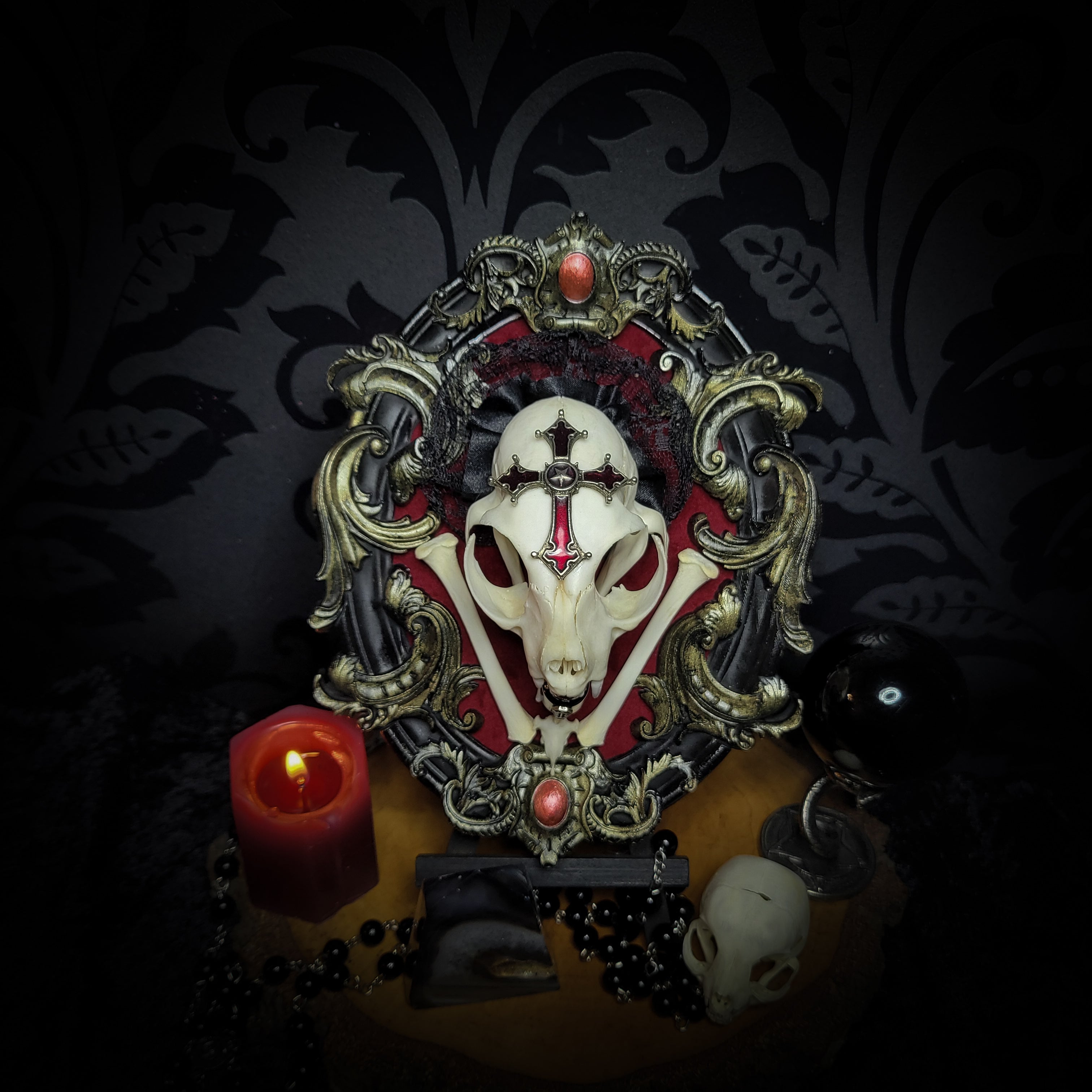 Decorative skull with ornate frame and candle on a dark background Baroque Kitten – real cat skull on red velvet in hand-cast baroque frame, gothic vampire wall decor