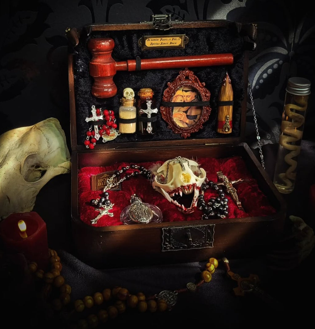 Vampire Hunter Kit — handmade gothic relic box, made to order. Hand-painted ornamented wooden suitcase with vampire stake, hammer, holy water, rosaries, crucifix, glass vials, miniature Bible and crimson velvet lining. Dark collectible decor, 23x17x9.5cm.