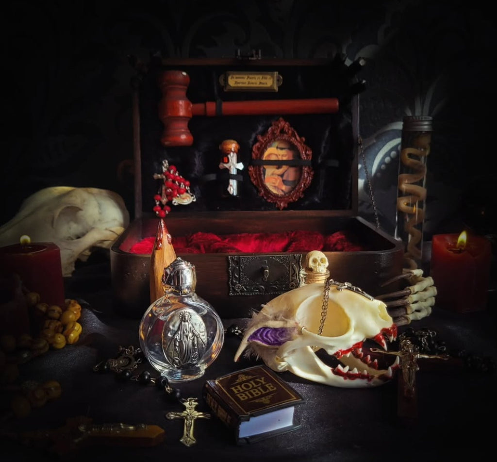 Vampire Hunter Kit — handmade gothic relic box, made to order. Hand-painted ornamented wooden suitcase with vampire stake, hammer, holy water, rosaries, crucifix, glass vials, miniature Bible and crimson velvet lining. Dark collectible decor, 23x17x9.5cm.