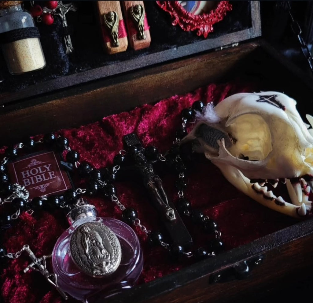 Vampire Hunter Kit — handmade gothic relic box, made to order. Hand-painted ornamented wooden suitcase with vampire stake, hammer, holy water, rosaries, crucifix, glass vials, miniature Bible and crimson velvet lining. Dark collectible decor, 23x17x9.5cm.