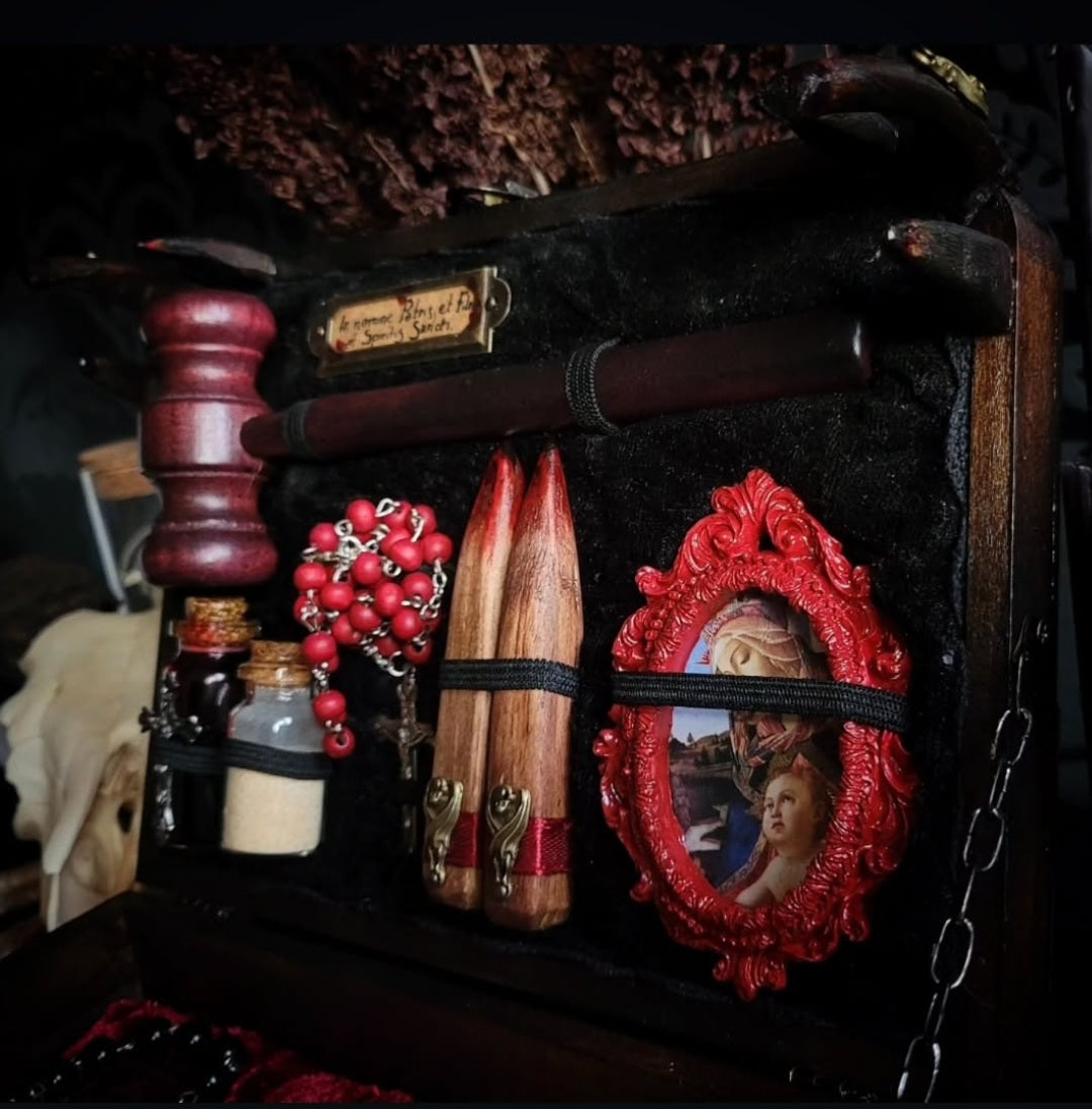 Vampire Hunter Kit — handmade gothic relic box, made to order. Hand-painted ornamented wooden suitcase with vampire stake, hammer, holy water, rosaries, crucifix, glass vials, miniature Bible and crimson velvet lining. Dark collectible decor, 23x17x9.5cm.