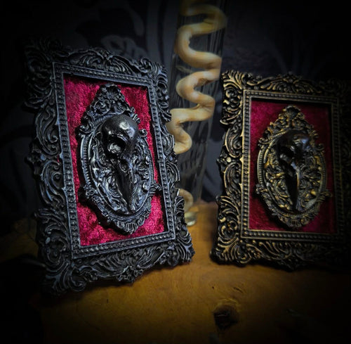 Corvusum Reliquary — handmade gothic shadowbox, made to order. Detailed handcrafted raven in ornate gothic frame on velvet background. Dark macabre wall and altar decor, 10x7.5cm.