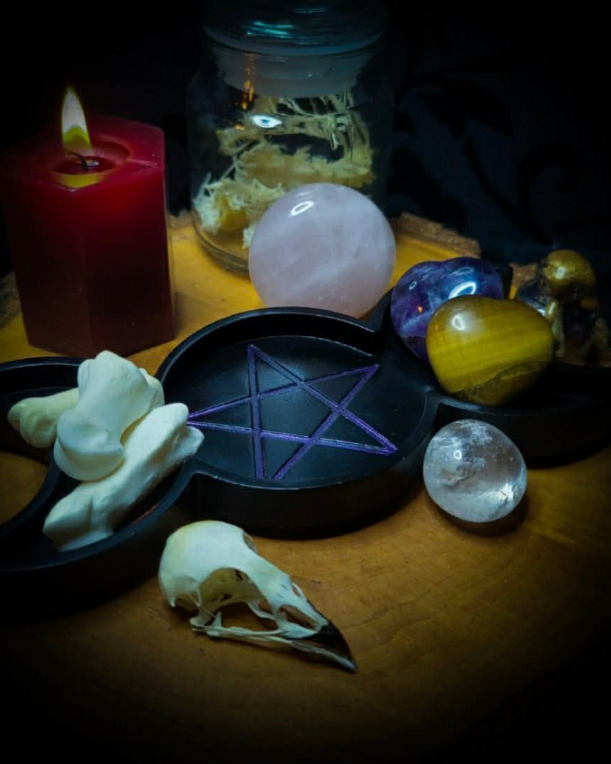 Altar Dish — handmade gothic ritual dish, made to order. Hand-cast pentagram dish with bone-like sculptural elements, black finish with metallic detail. Occult altar decor and offering dish, 15x7cm.
