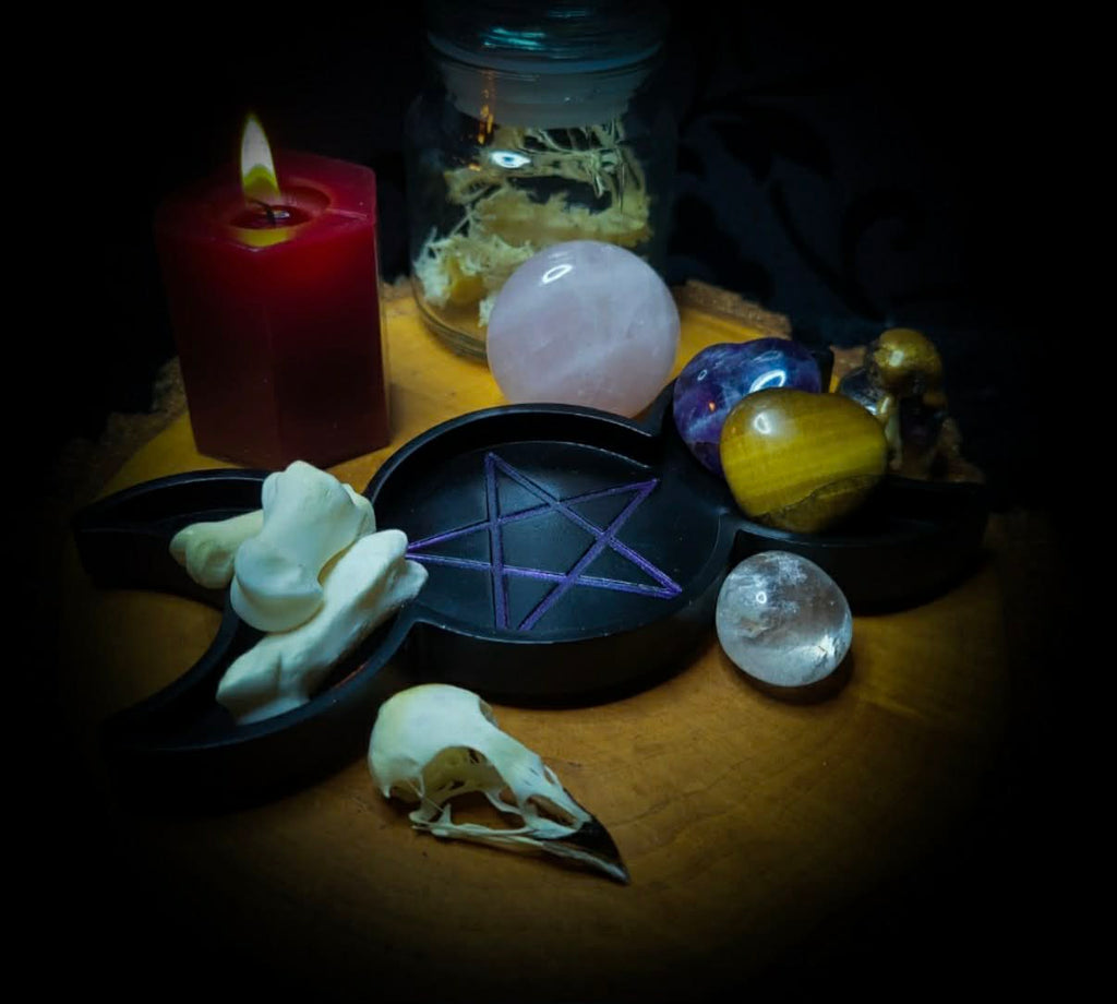 Altar Dish — handmade gothic ritual dish, made to order. Hand-cast pentagram dish with bone-like sculptural elements, black finish with metallic detail. Occult altar decor and offering dish, 15x7cm.
