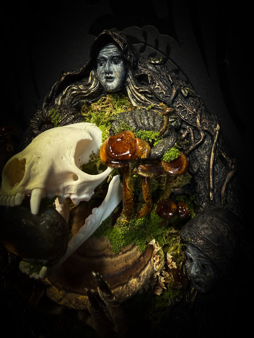 Forest Faun Calio | Woodland — handmade gothic wall decor with real marten skull, hand-carved ram horns, labradorite, preserved bird feet, moss and mushrooms sealed in resin, aged hand-cast frame, 20x15cm