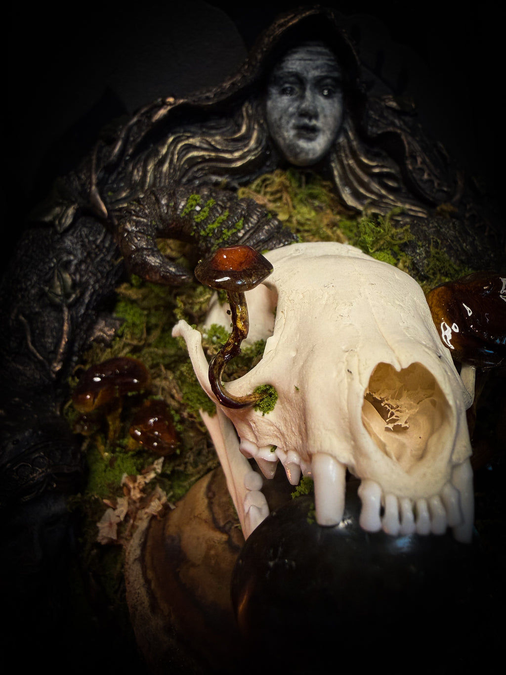 Forest Faun Calio | Woodland — handmade gothic wall decor with real marten skull, hand-carved ram horns, labradorite, preserved bird feet, moss and mushrooms sealed in resin, aged hand-cast frame, 20x15cm