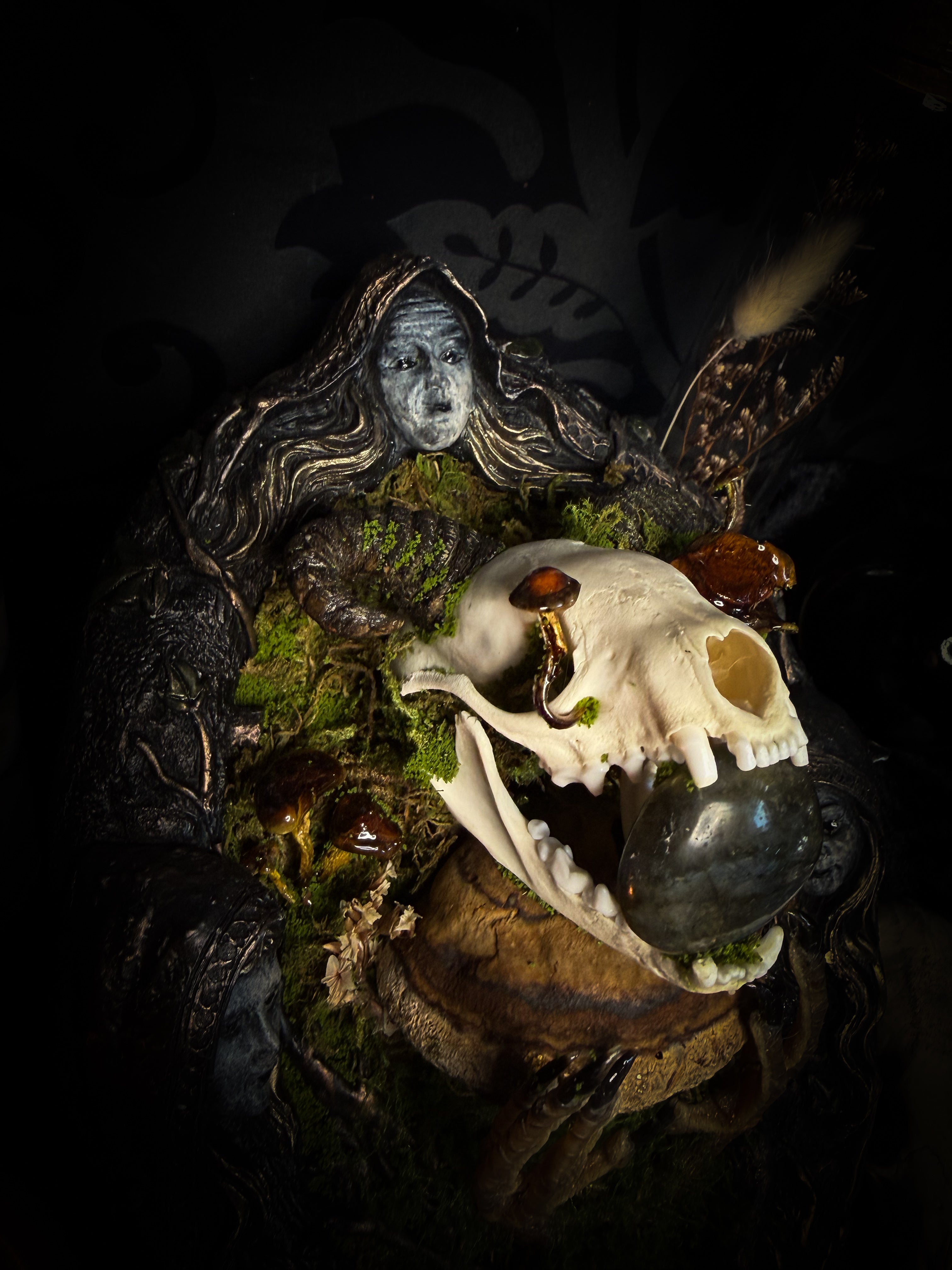 Forest Faun Calio | Woodland — handmade gothic wall decor with real marten skull, hand-carved ram horns, labradorite, preserved bird feet, moss and mushrooms sealed in resin, aged hand-cast frame, 20x15cm