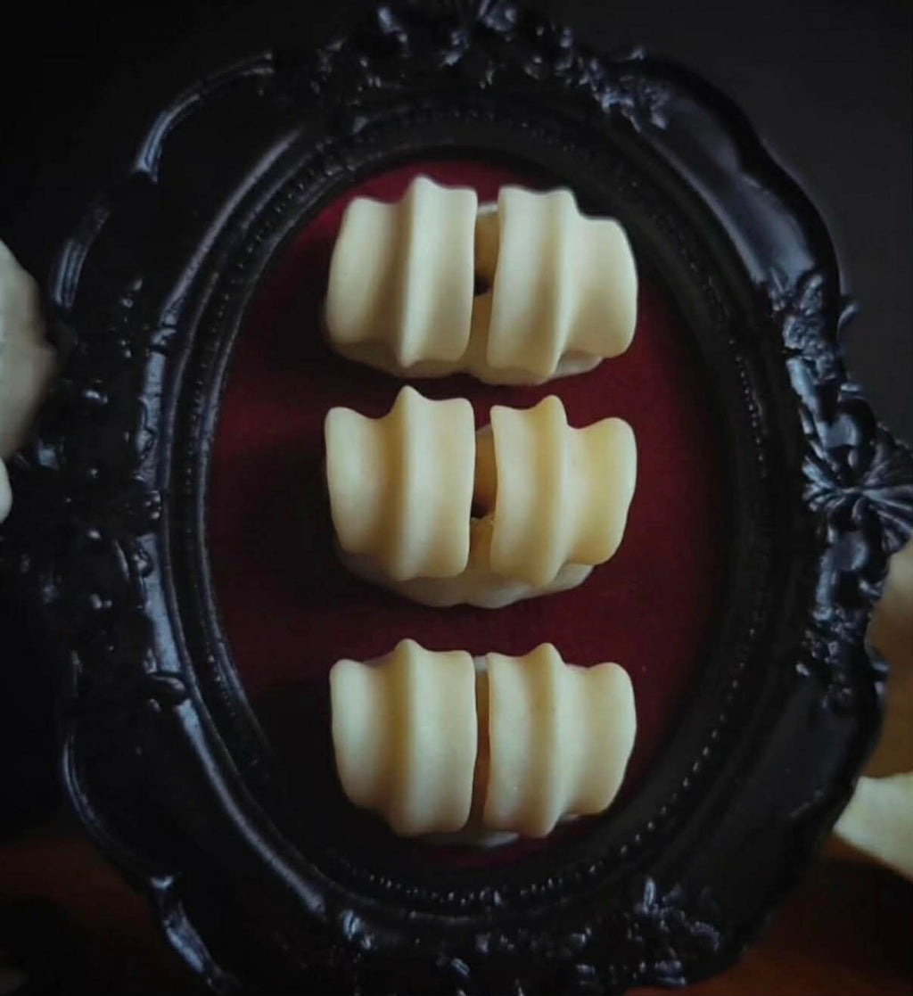 Condylium | Small Relics — handmade gothic wall relic with real deer metapodial bone, natural condylar structure preserved, hand-cast and hand-painted gothic frame with deep contrasting background, 12x10cm